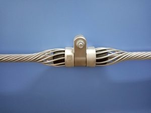 在电力线路安装中使用悬垂线夹的主要优势是什么？